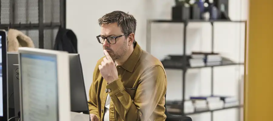 Søren fra Ørskovgruppen arbejder med grafiske elementer og webdesign