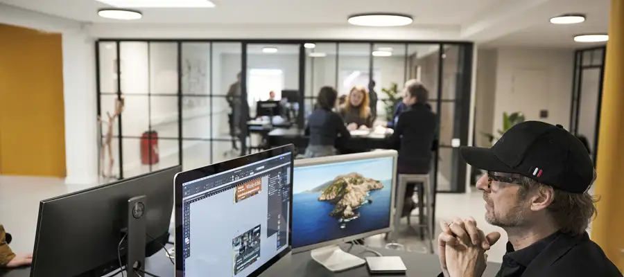 Morten fra Ørskovgruppen sidder ved computeren