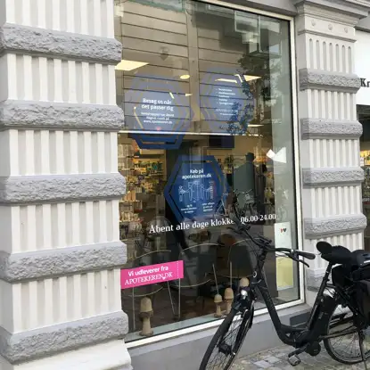 Apotekeren A.m.b.a. vinduesskilte